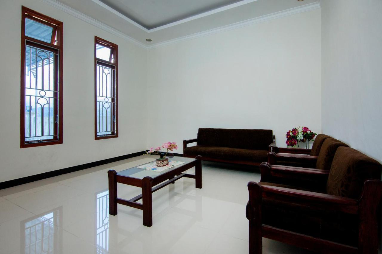 Oyo 2220 Pink'S Guest House Tarutung Екстериор снимка